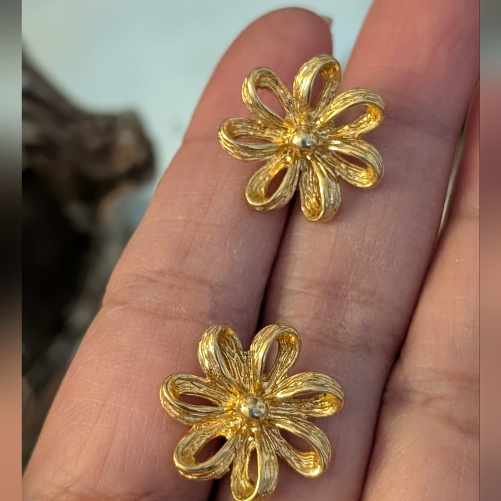 Vintage Gold Flower Earrings,  ‎    Daisy  0001